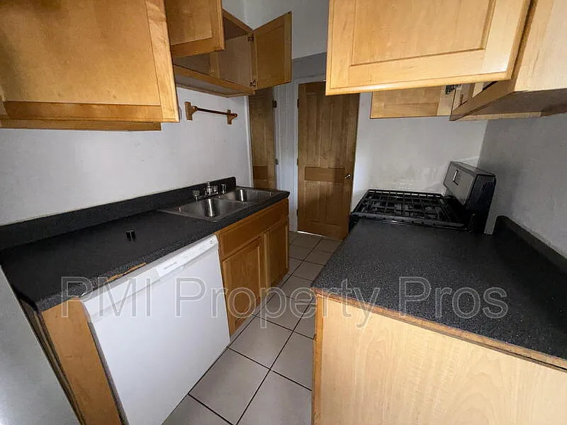2 bed, 1.0 bath, $1,300 — Photo 3