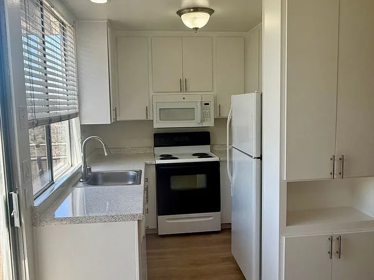 4718 Kenmore Ter #13 — Photo 9