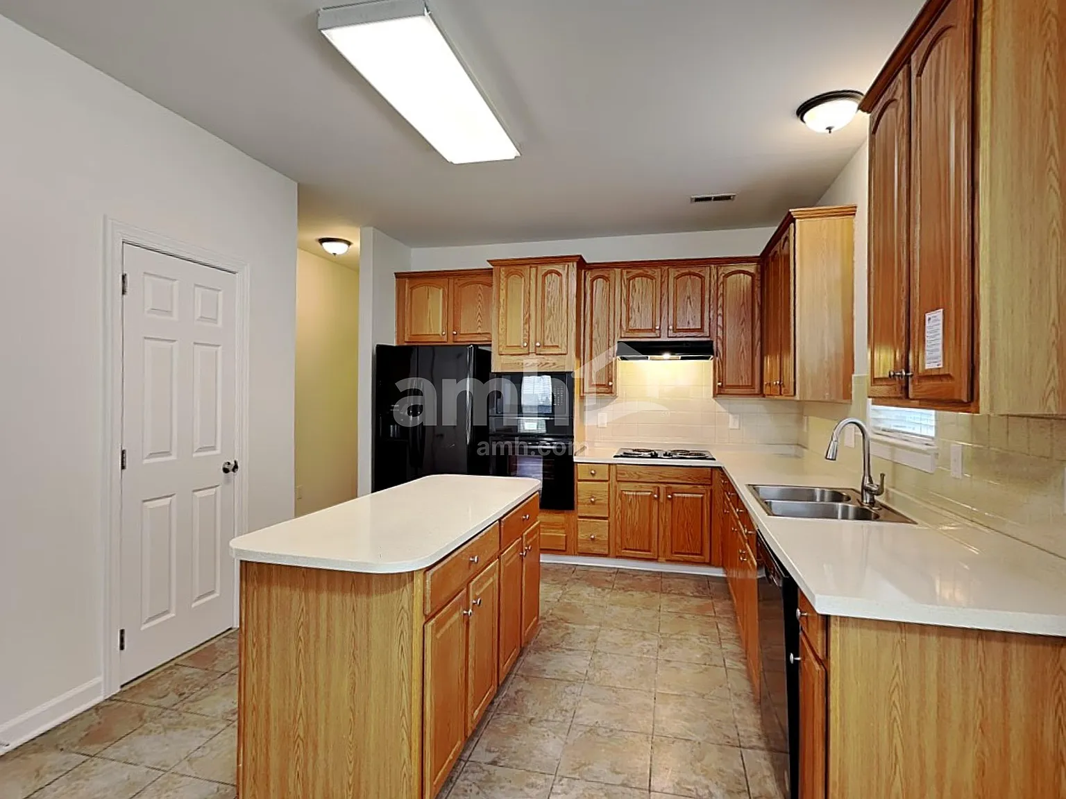 5 bed, 2.5 bath, 3188 sqft, $3,060 — Photo 3