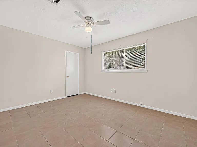 2523 Creekway Cir — Photo 32