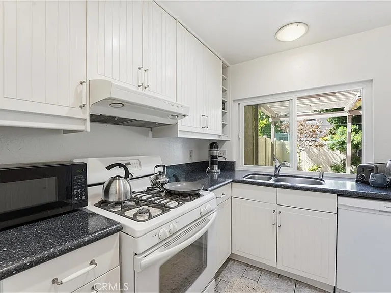 104 Oval Rd — Photo 5