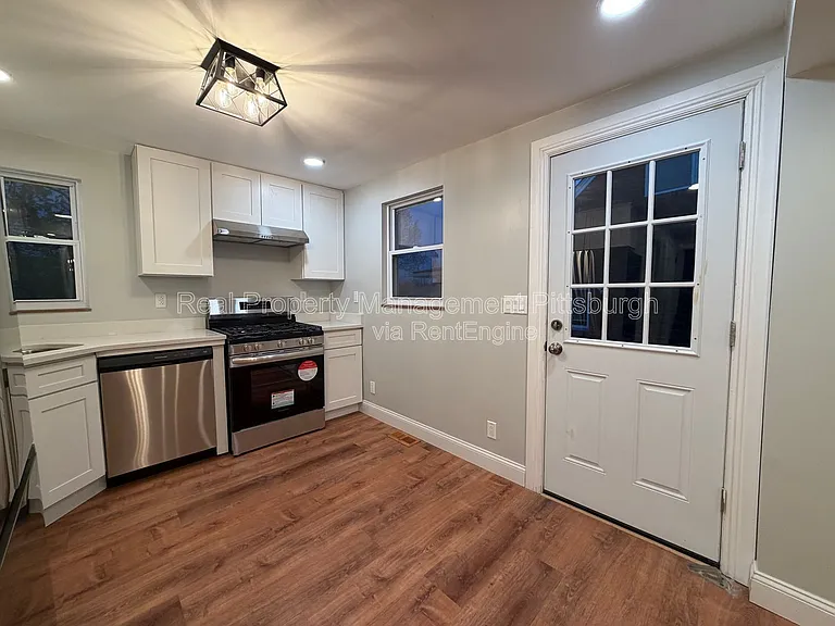 1053 Edward Dr — Photo 4