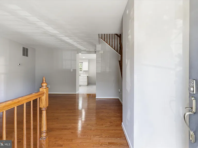 111 Connery Ter SW — Photo 2