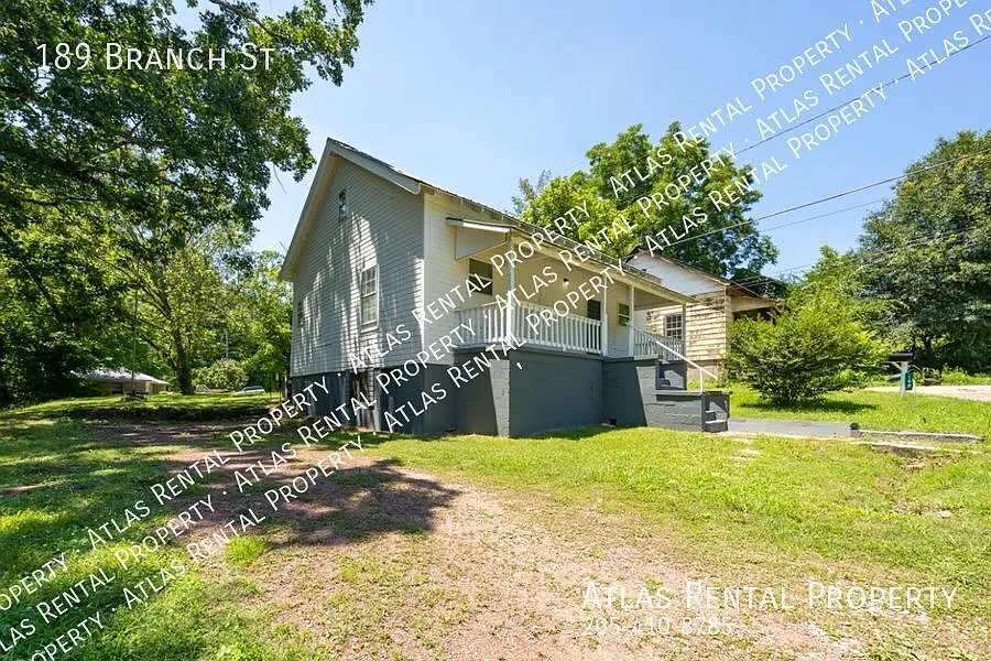 3 Bedroom/1 Bath Move in Ready! Pet Friendly — Photo 3