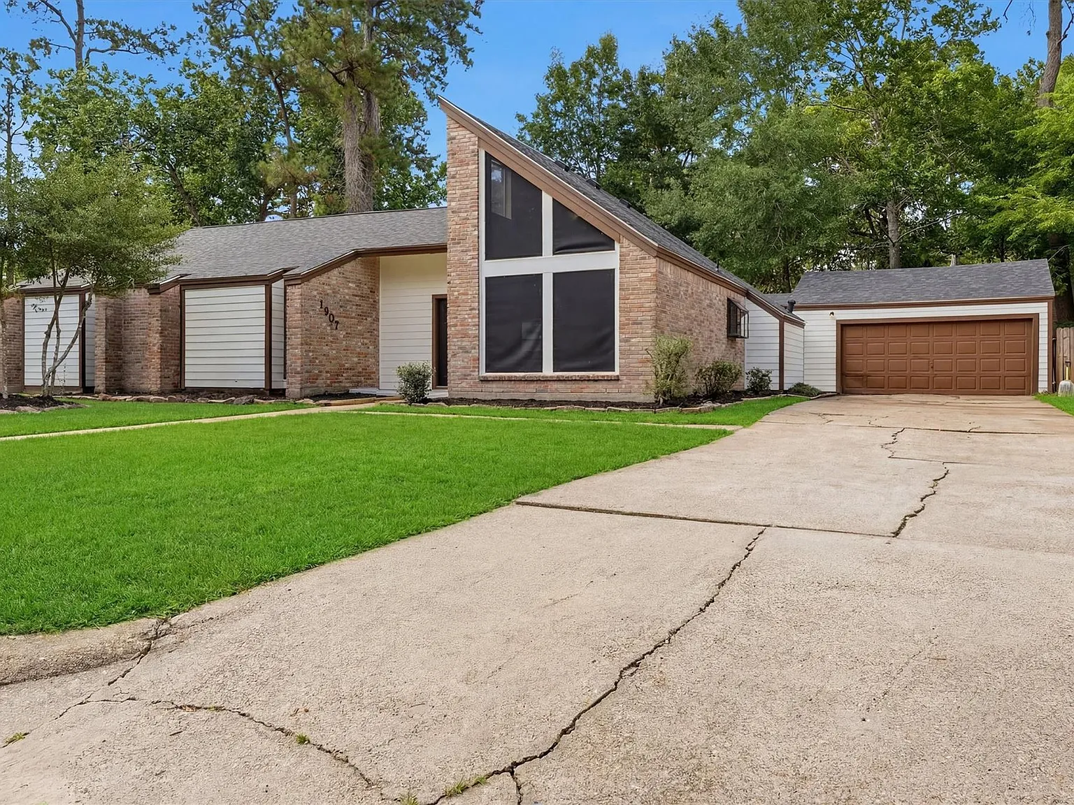 4 bed, 2.0 bath, 1878 sqft, $2,600 — Photo 3