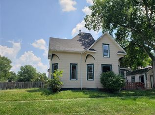 804 E 2nd St, Pella, IA 50219