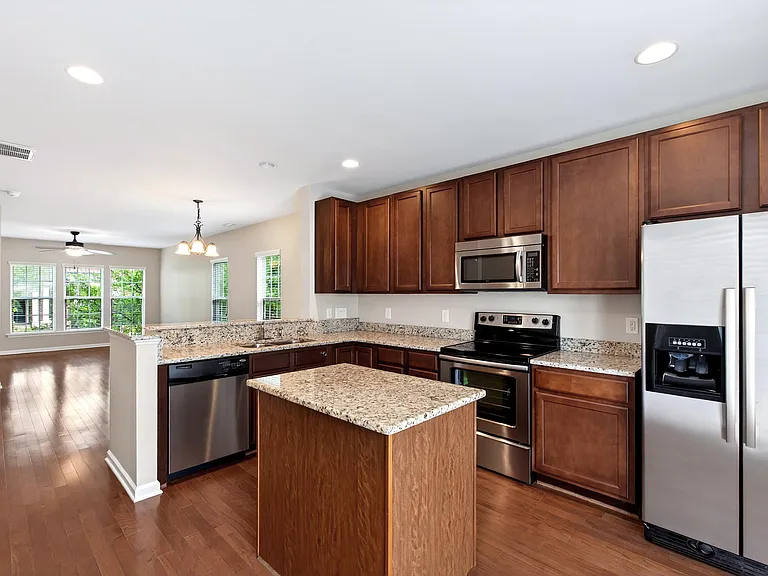 240 Michigan Ave — Photo 13