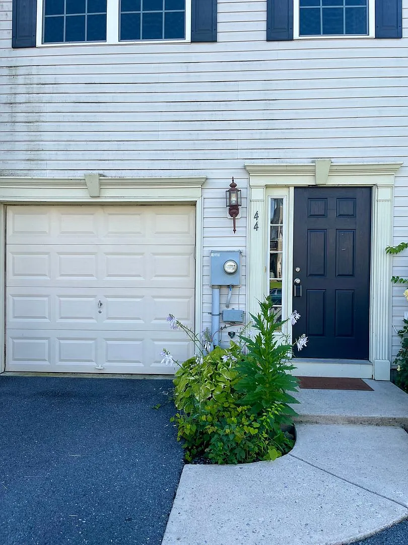 Beautiful End-Unit Townhome 4 Bedrooms, 2 Full Baths & 2 Half Baths — Photo 3