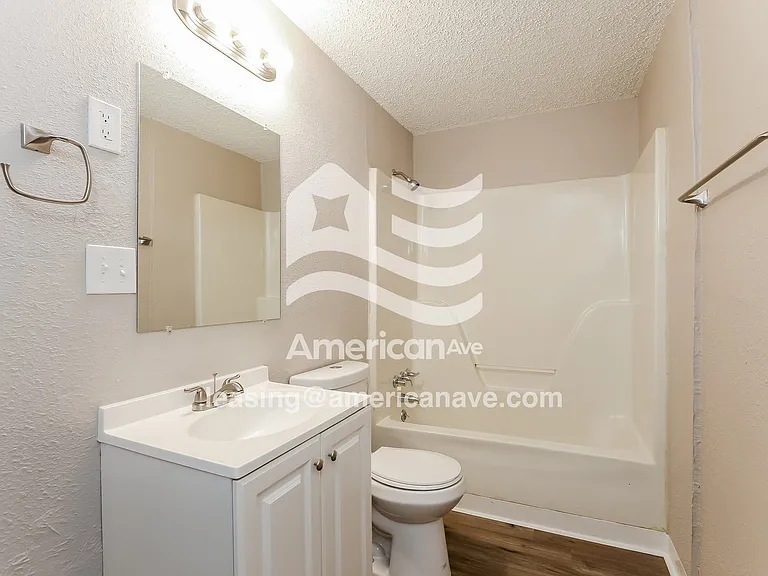 1813442_011_wm_-_main_bathroom_13131295.jpg