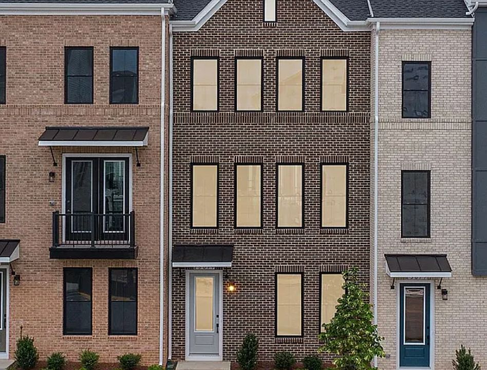Entrance - the one with 10 windows