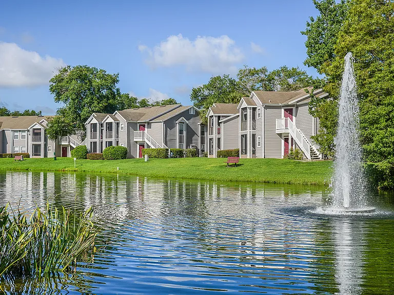 Colonial Pointe Apartments — Photo 1