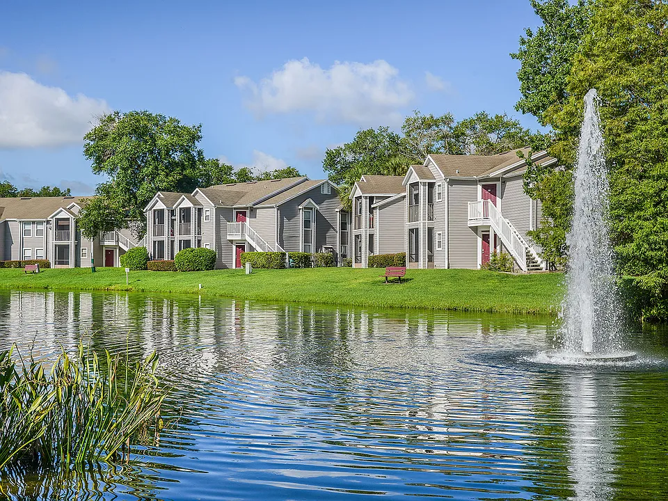 Colonial Pointe Apartments