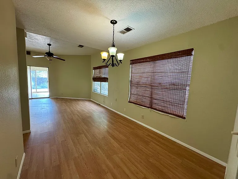 1928 Lee Loop NE — Photo 11