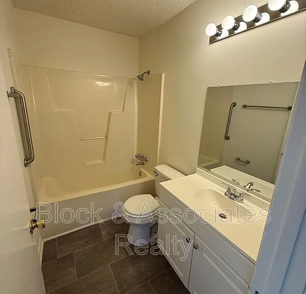 500 N Church St #13 — Photo 6
