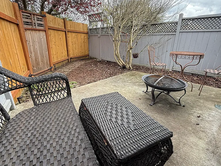 871 E Oak St #A — Photo 12