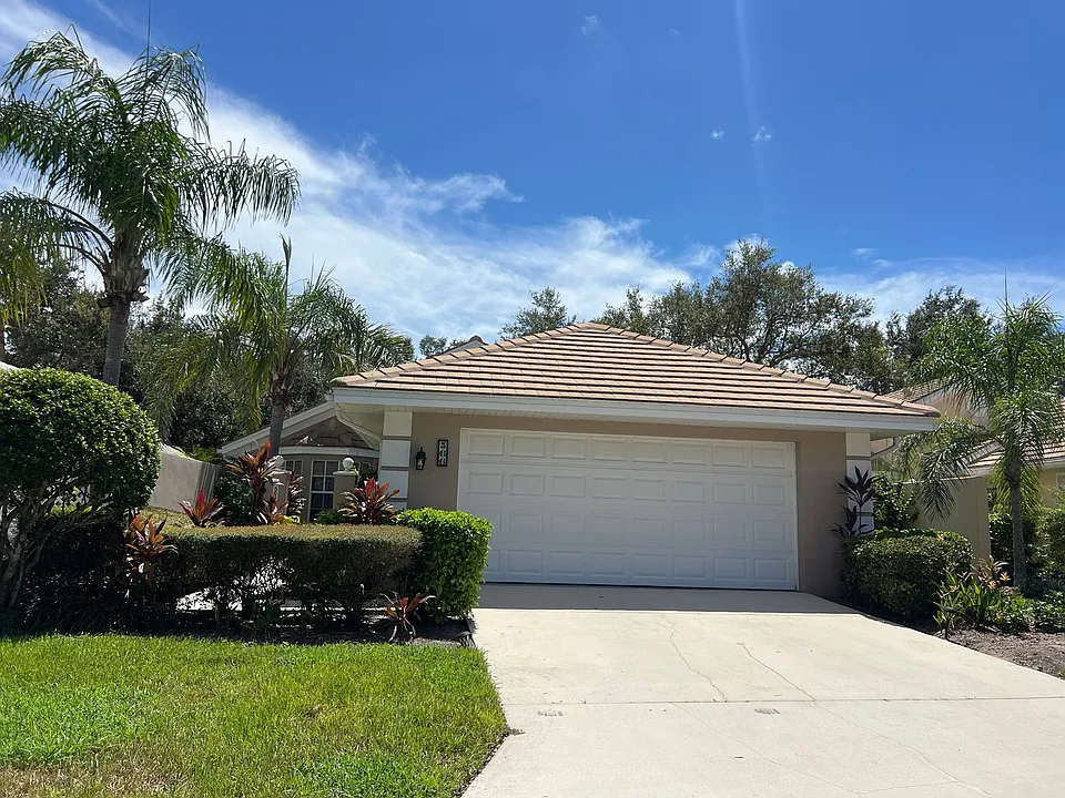 566 Clubside Cir