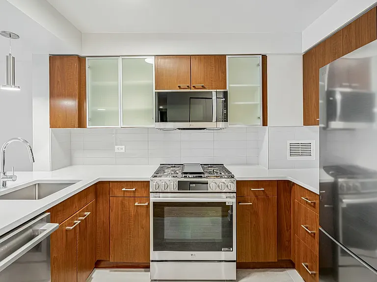 130 W 15th St #8H — Photo 4