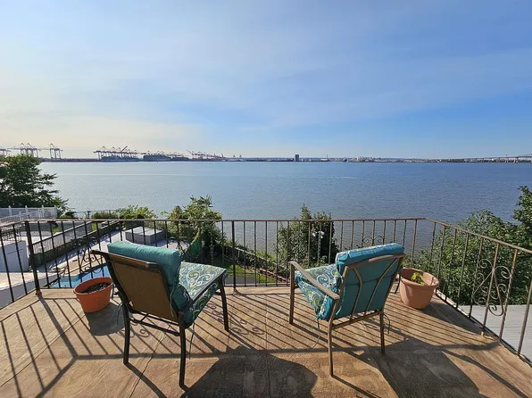 31 West Dr, Bayonne, NJ 07002