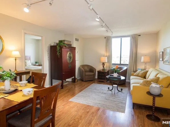 1033 Harmon Cv, Secaucus, NJ 07094