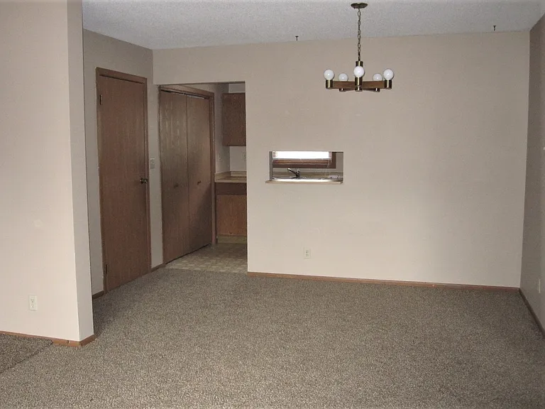 325 W 9th St #B — Photo 4