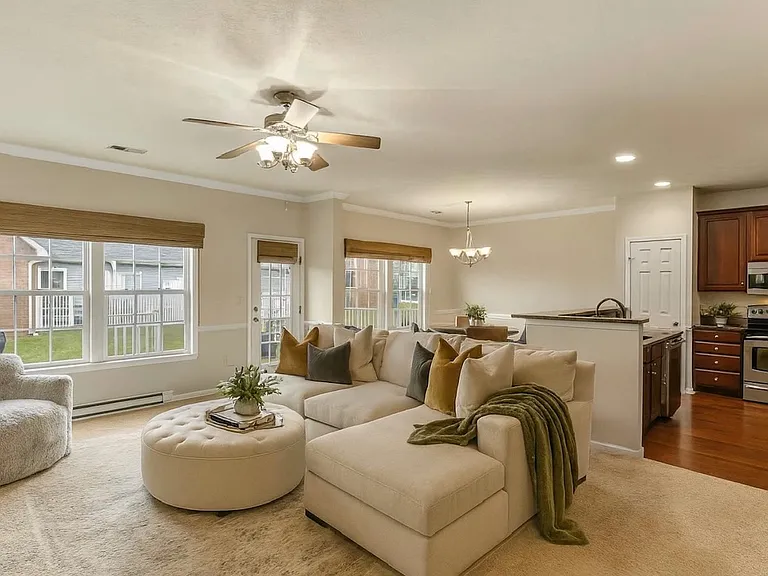 449 Country Club Dr — Photo 2