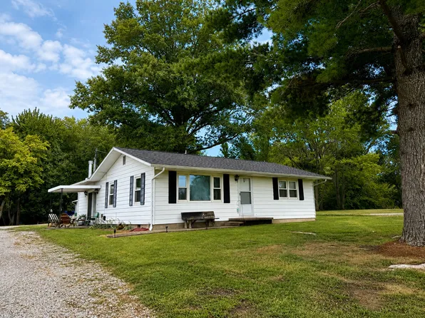 8364 Stuyvesant St, Benton, IL 62812
