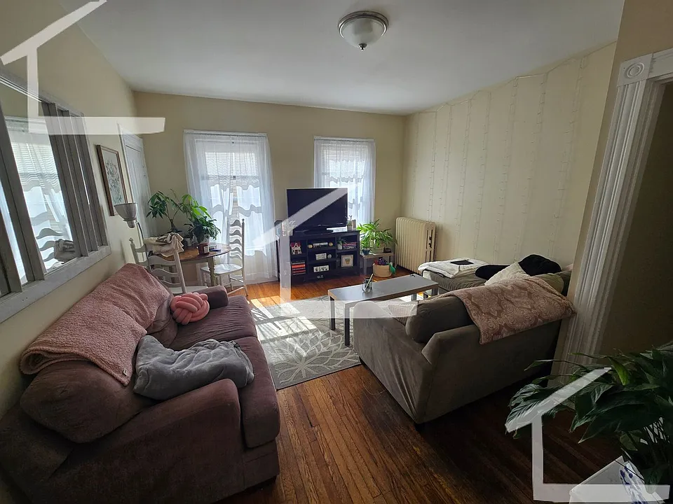 52 Falkland St #2