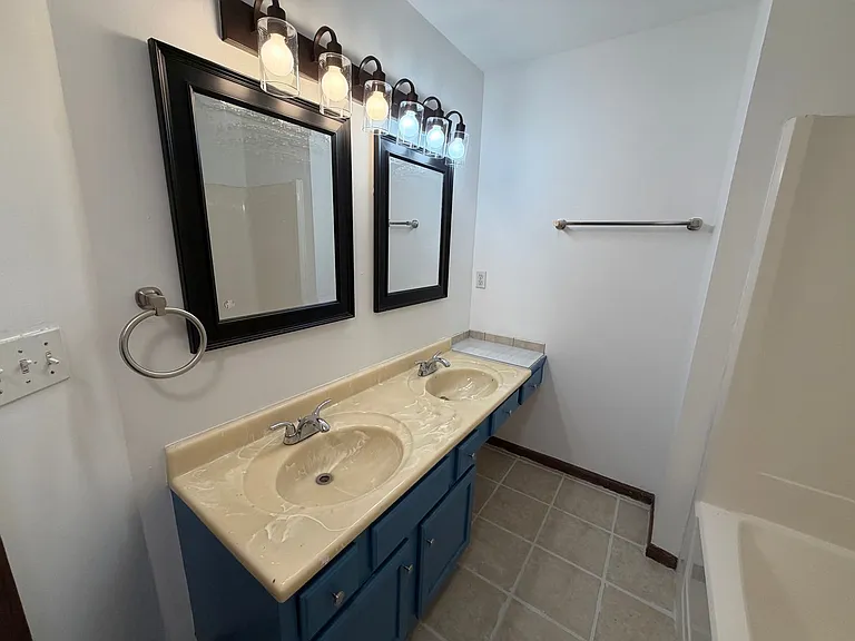 1702 Pine Tree Dr — Photo 12