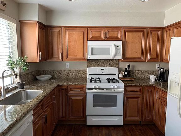 5th image of 1006 Phoenix St