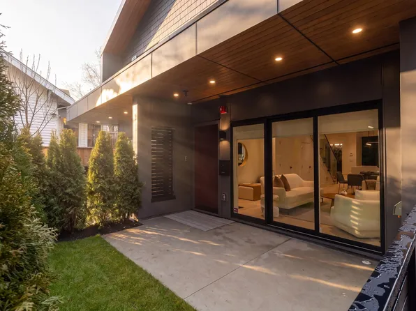 2539 Grant St #2, Vancouver, BC V5K 3G4