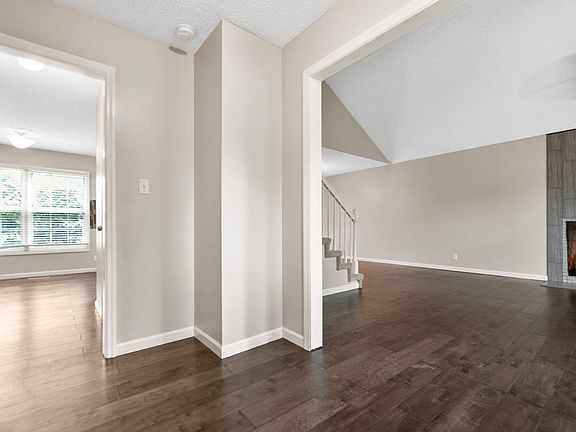 2nd image of 907 Lamont Ln