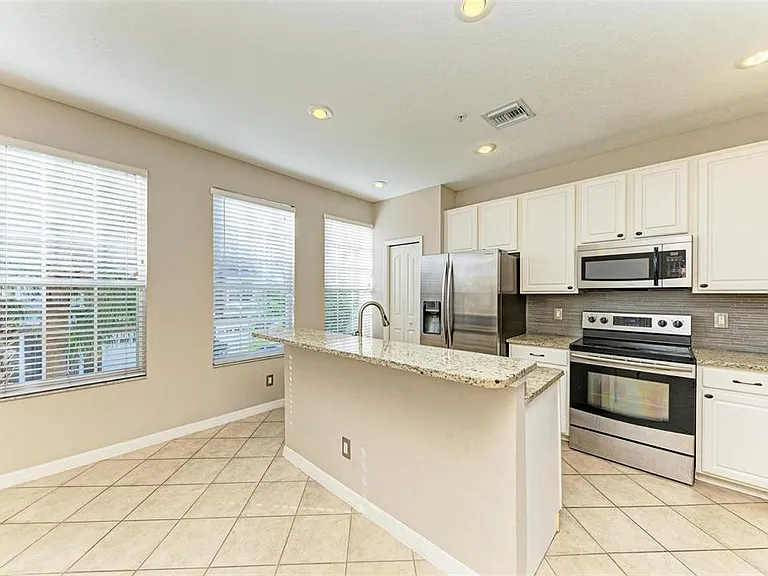 3047 Pointeview Dr — Photo 8