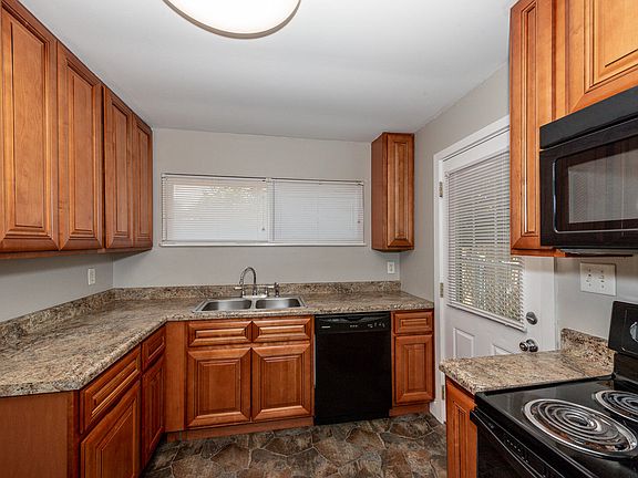 5th image of 2412 Bradley St