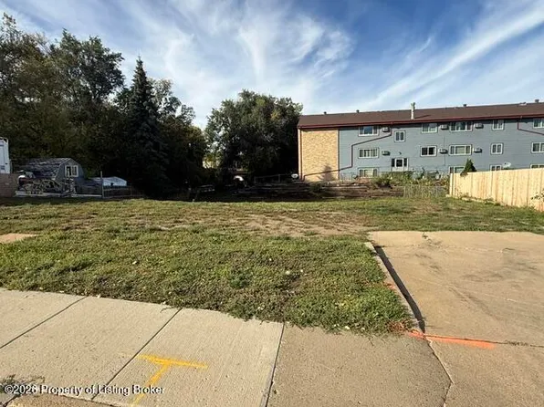1st St E, Dickinson, ND 58601