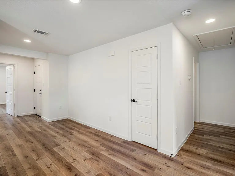 3923 Alsace St — Photo 10