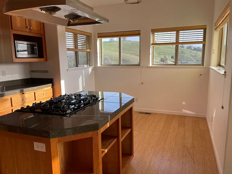 272 California Dr — Photo 6