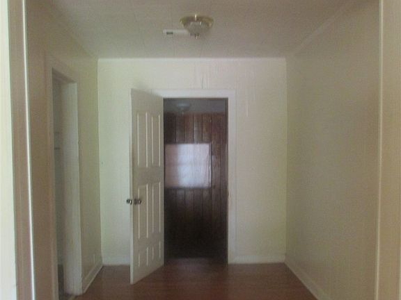 3rd image of 127 Roseland Dr
