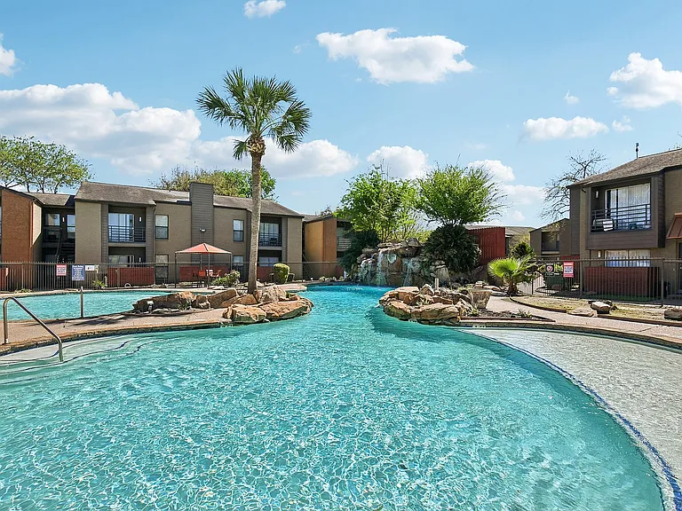 48-web-or-mls-Briar Forest Dr-1303-915
