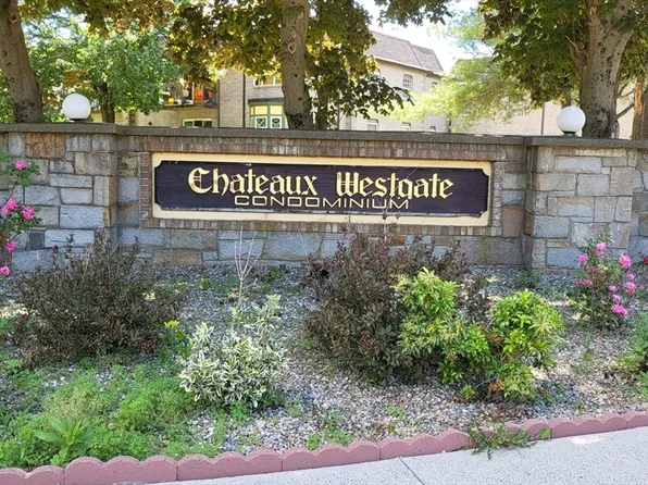 102 Oak Ln APT 4, Brockton, MA 02301