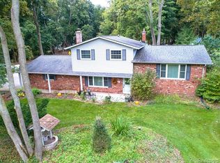 2621 N Tipsico Lake Rd, Hartland, MI 48353