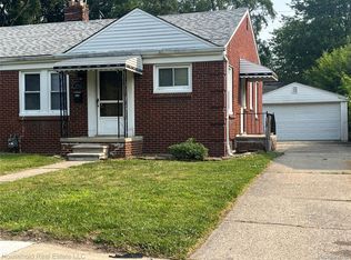 19305 Roscommon St, Harper Woods, MI 48225