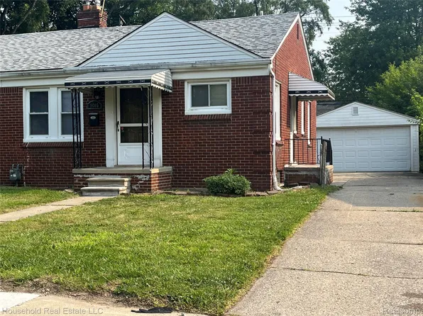 19305 Roscommon St, Harper Woods, MI 48225