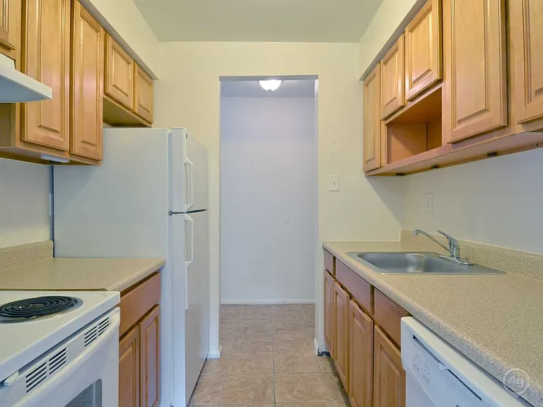 Ridgeway Court Apartments — Photo 27