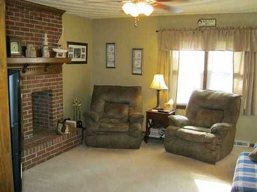 3rd image of 903 Hanbury Ct