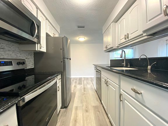3rd image of 402 N Willow Ave