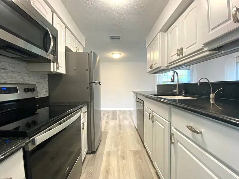 402 N Willow Ave — Photo 3