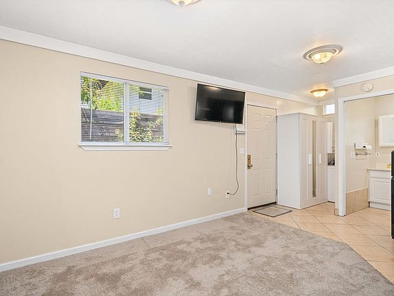 5th image of 1821 Mulberry St #B