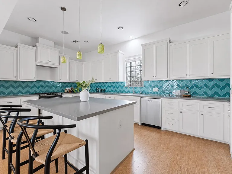 1121 Moy St — Photo 13