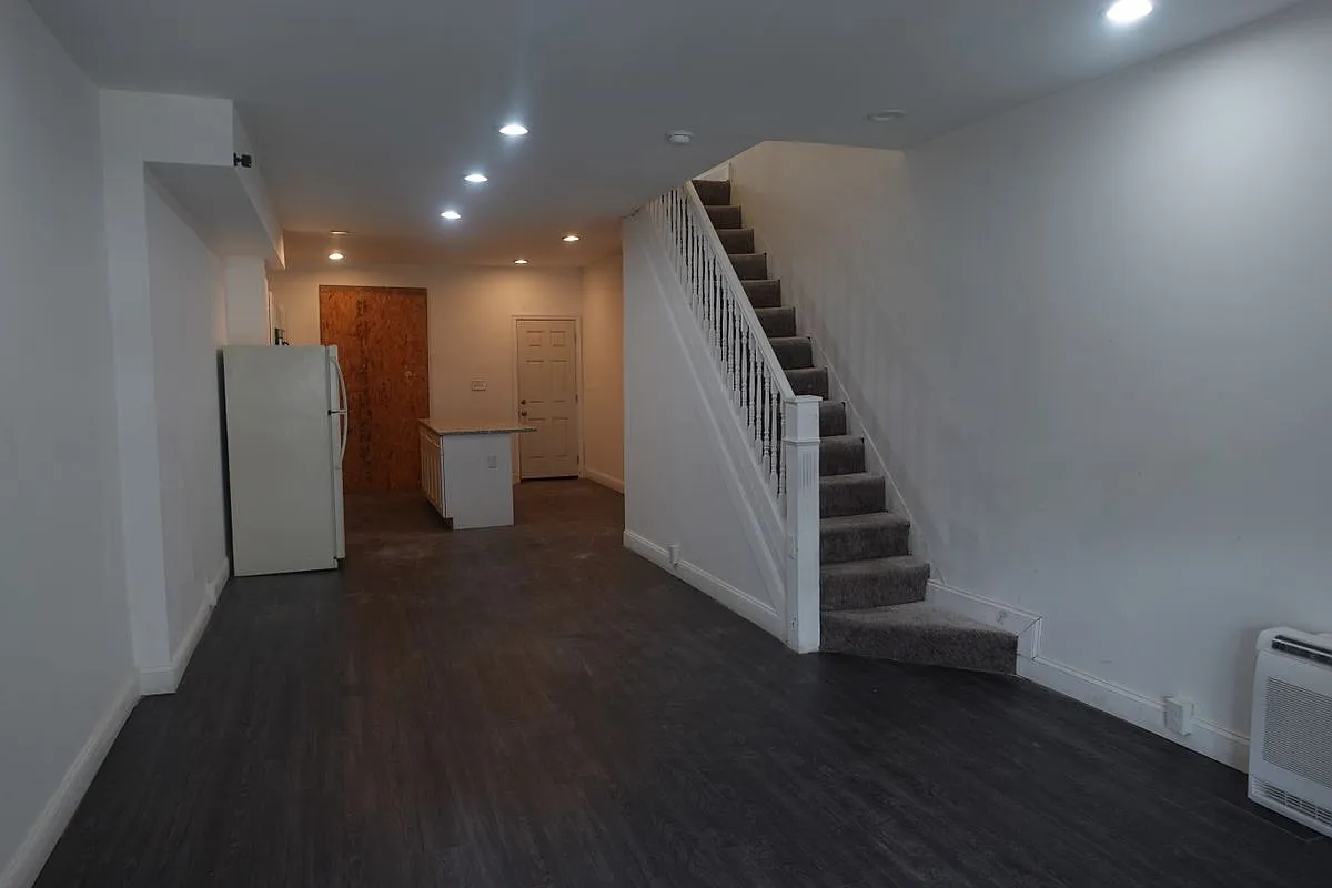 3 bed, 1.0 bath, 1050 sqft, $1,100 — Photo 4