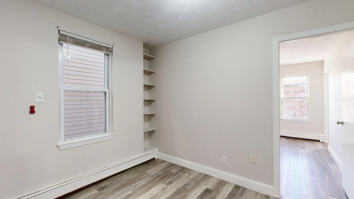 Building Photo - 137 Chelsea St #2
